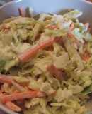 Ensalada de repollo, manzana y zanahoria con salsa especial