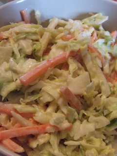 Una foto de Ensalada de repollo, manzana y zanahoria con salsa especial