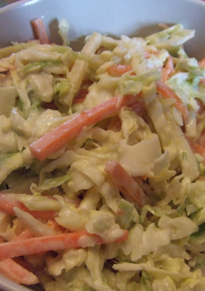 Una foto de Ensalada de repollo, manzana y zanahoria con salsa especial