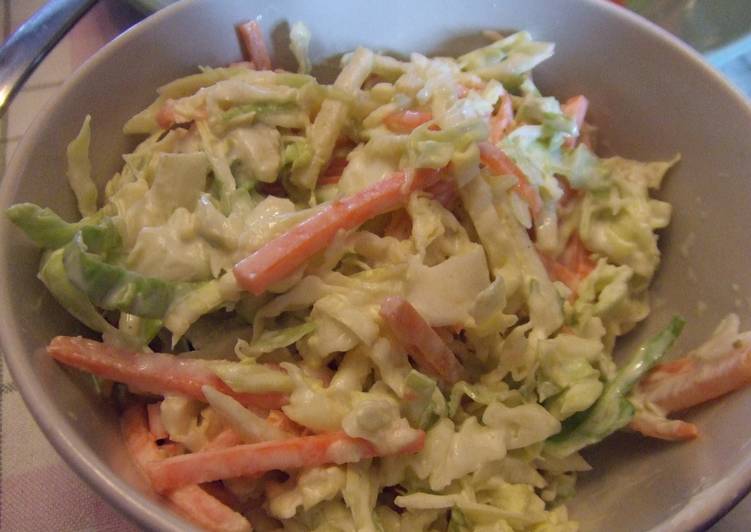 Ensalada de repollo, manzana y zanahoria con salsa especial