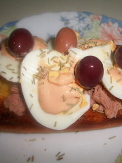 Una foto de Tosta de atún, huevo duro y salsa rosa al tomillo