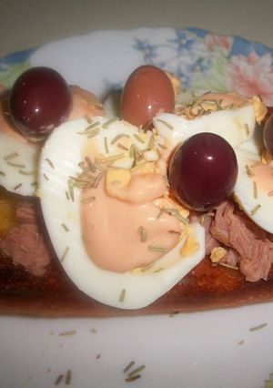 Una foto de Tosta de atún, huevo duro y salsa rosa al tomillo