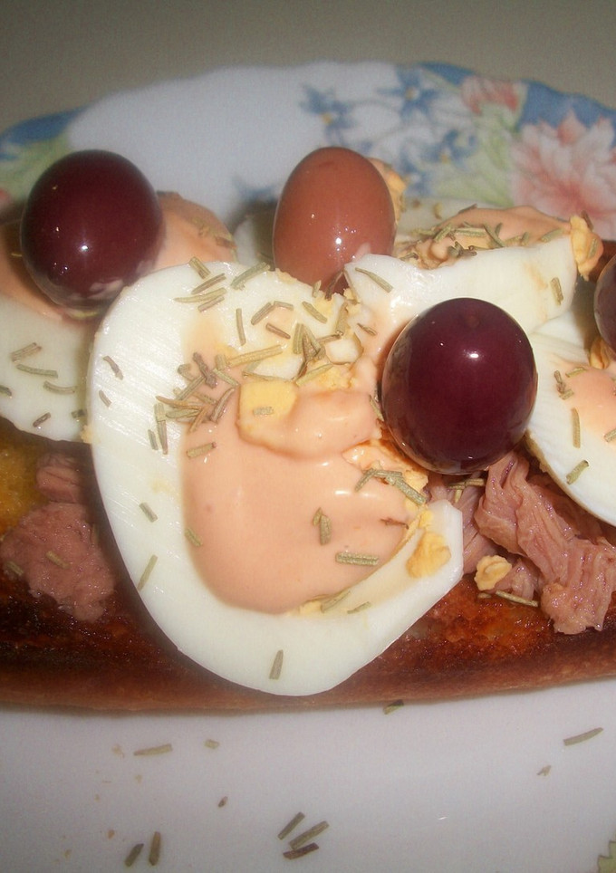 Una foto de Tosta de atún, huevo duro y salsa rosa al tomillo