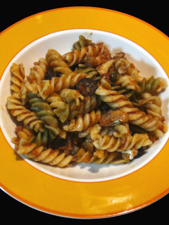 Una foto de Pasta con anchoas, bacalao y salsa putanesca