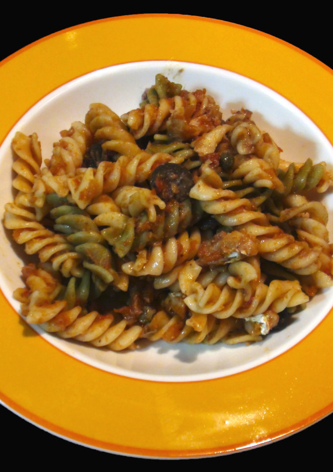 Una foto de Pasta con anchoas, bacalao y salsa putanesca