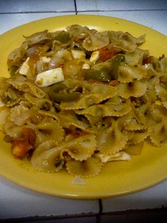 Una foto de Lazos de pasta con verduras y huevo
