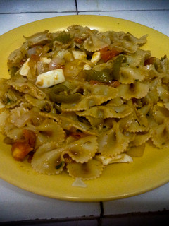 Una foto de Lazos de pasta con verduras y huevo