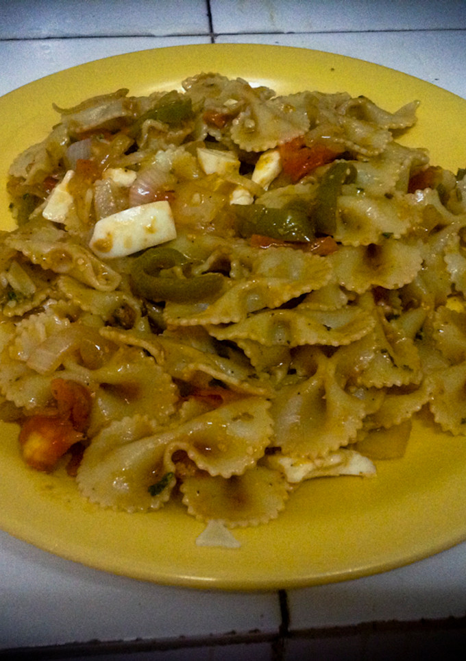 Una foto de Lazos de pasta con verduras y huevo