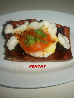 Una foto de Tosta de cebolla caramelizada con huevo escalfado