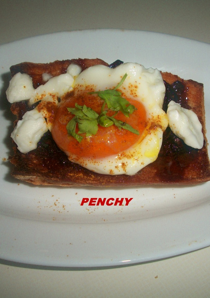 Una foto de Tosta de cebolla caramelizada con huevo escalfado
