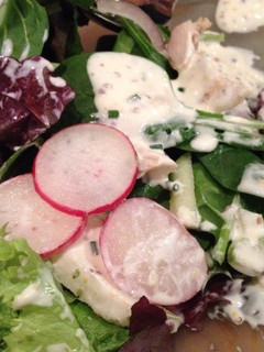 Una foto de Ensalada de rábanos y berros