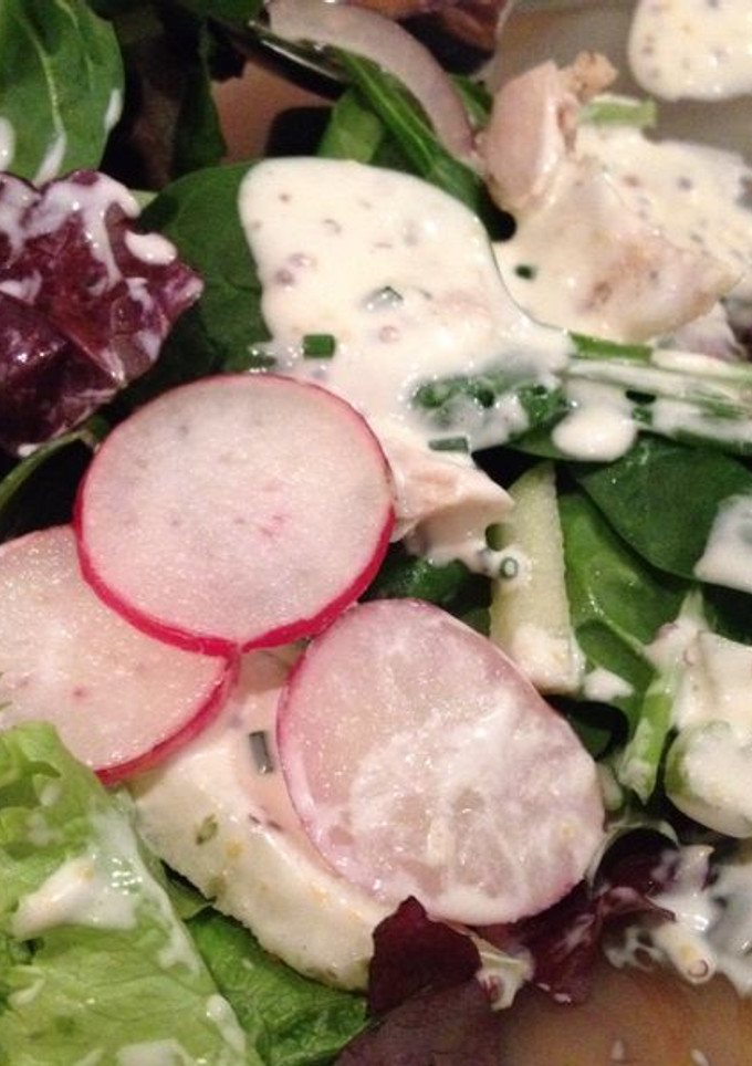 Una foto de Ensalada de rábanos y berros