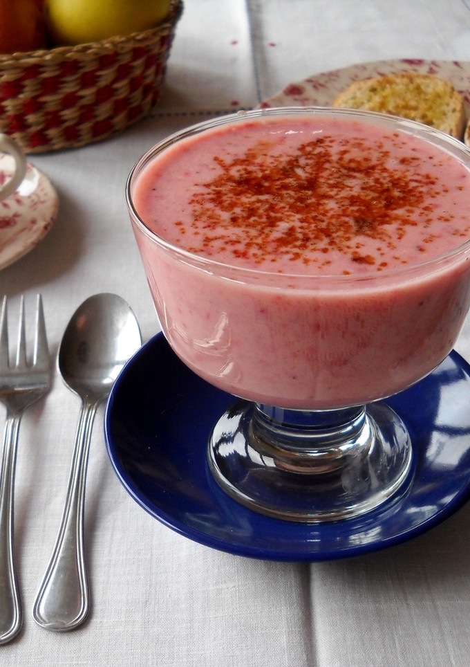 Una foto de Desayuno con lassi de fresas y tostadas