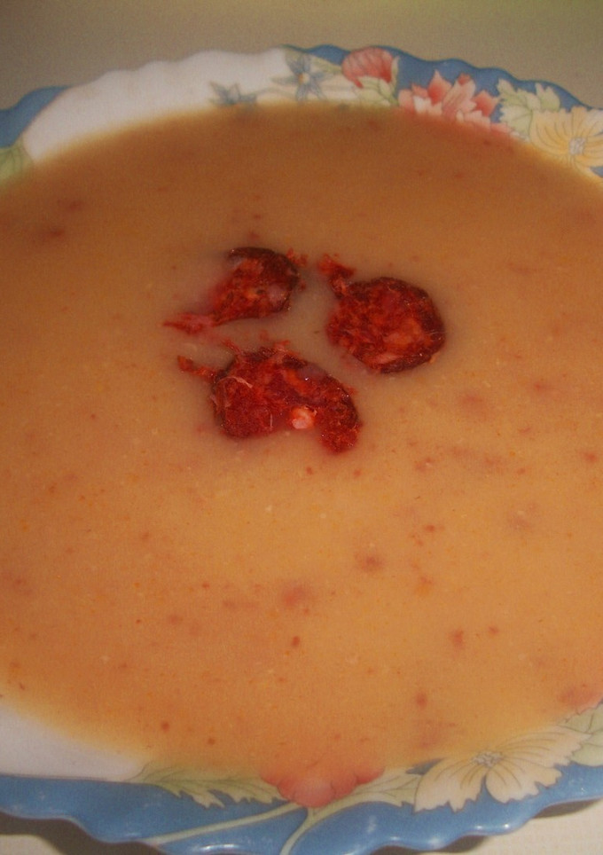 Una foto de Crema de verduras con chorizo asturiano
