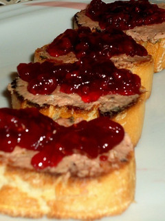 Una foto de Tostas de paté a las finas hierbas y mermelada de frambuesa