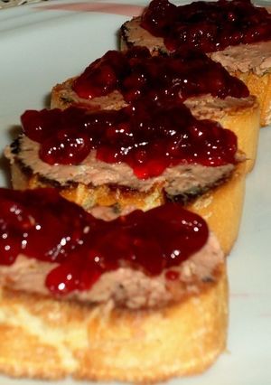 Una foto de Tostas de paté a las finas hierbas y mermelada de frambuesa