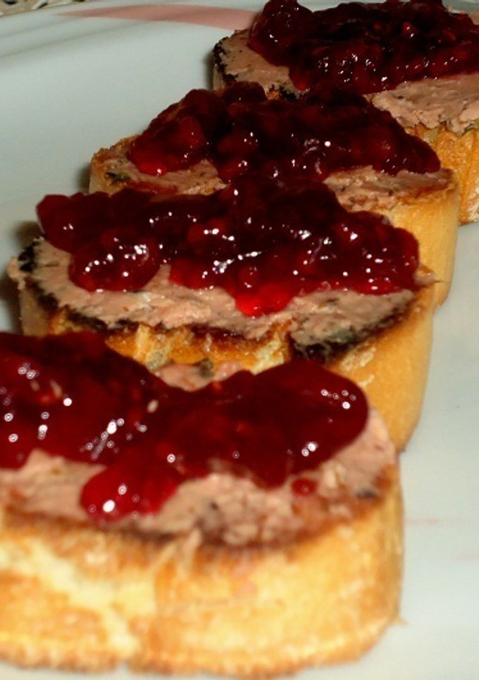 Una foto de Tostas de paté a las finas hierbas y mermelada de frambuesa