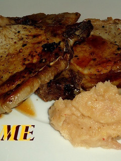 Una foto de Chuletas de cerdo a la miel con puré de manzana