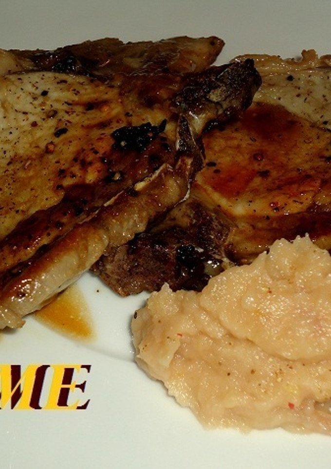Una foto de Chuletas de cerdo a la miel con puré de manzana