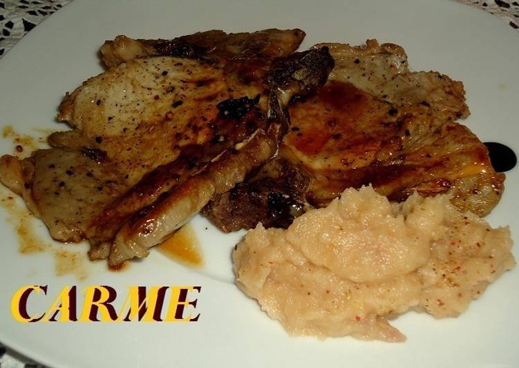 Chuletas de cerdo a la miel con puré de manzana