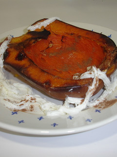 Una foto de Calabaza al horno, nata y canela