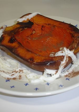 Una foto de Calabaza al horno, nata y canela