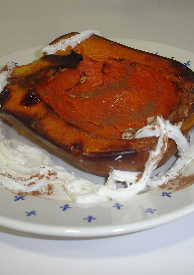 Una foto de Calabaza al horno, nata y canela