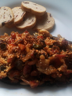 Una foto de Berenjenas con verduritas y bacon