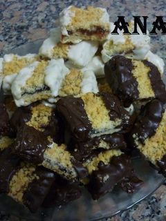 Una foto de Galletitas rellenas bañadas de chocolate