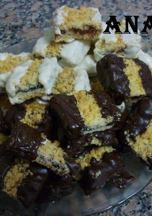 Una foto de Galletitas rellenas bañadas de chocolate