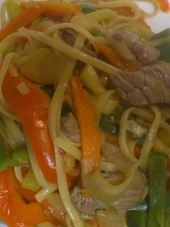 Una foto de Verduras en wok con ternera y tallarines