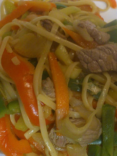 Una foto de Verduras en wok con ternera y tallarines