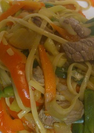 Una foto de Verduras en wok con ternera y tallarines