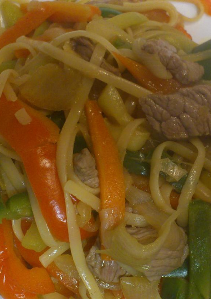 Una foto de Verduras en wok con ternera y tallarines