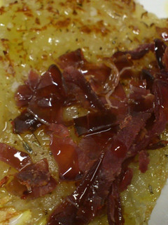 Una foto de Patata paja aromatizada y caramelizada con jamon iberico