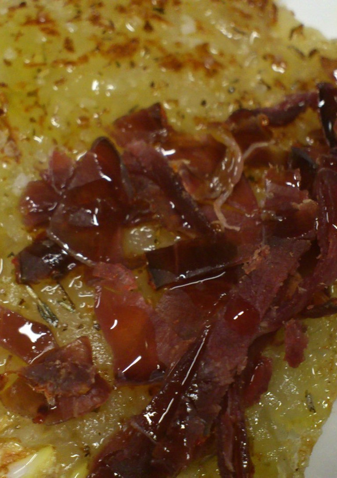 Una foto de Patata paja aromatizada y caramelizada con jamon iberico