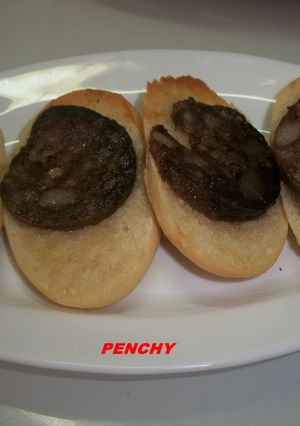 Una foto de Tostas cartageneras de butifarra
