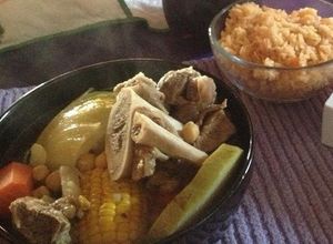 Una foto de Caldo de res en olla express
