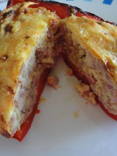 Una foto de Pimientos rojos rellenos de cremoso de carne