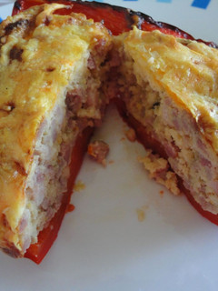 Una foto de Pimientos rojos rellenos de cremoso de carne