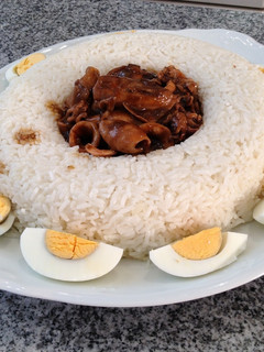 Una foto de Arroz con calamarcitos en salsa