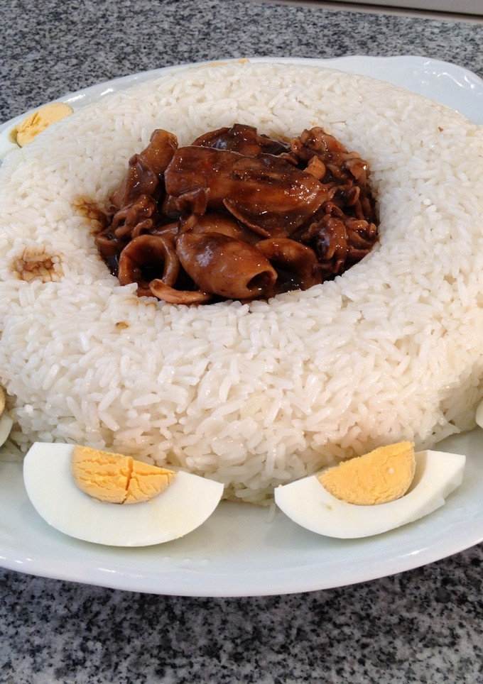 Una foto de Arroz con calamarcitos en salsa