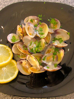 Una foto de Almejas con salsa verde fáciles