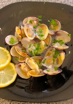 Una foto de Almejas con salsa verde fáciles