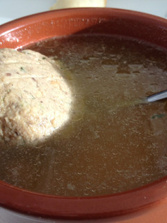 Una foto de Caldo con pelotas de la abuela Pepa