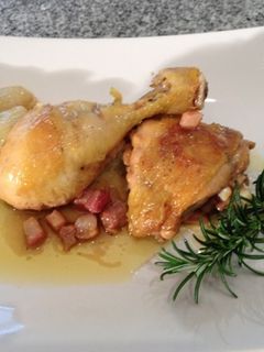 Foto principal de Pollo asado con cebollitas y bacón