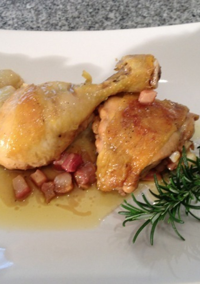 Una foto de Pollo asado con cebollitas y bacón