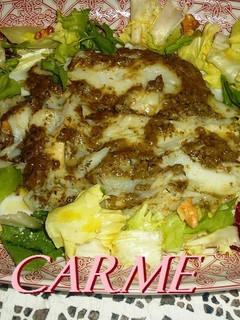 Una foto de Halibut con salsa pesto y ensalada