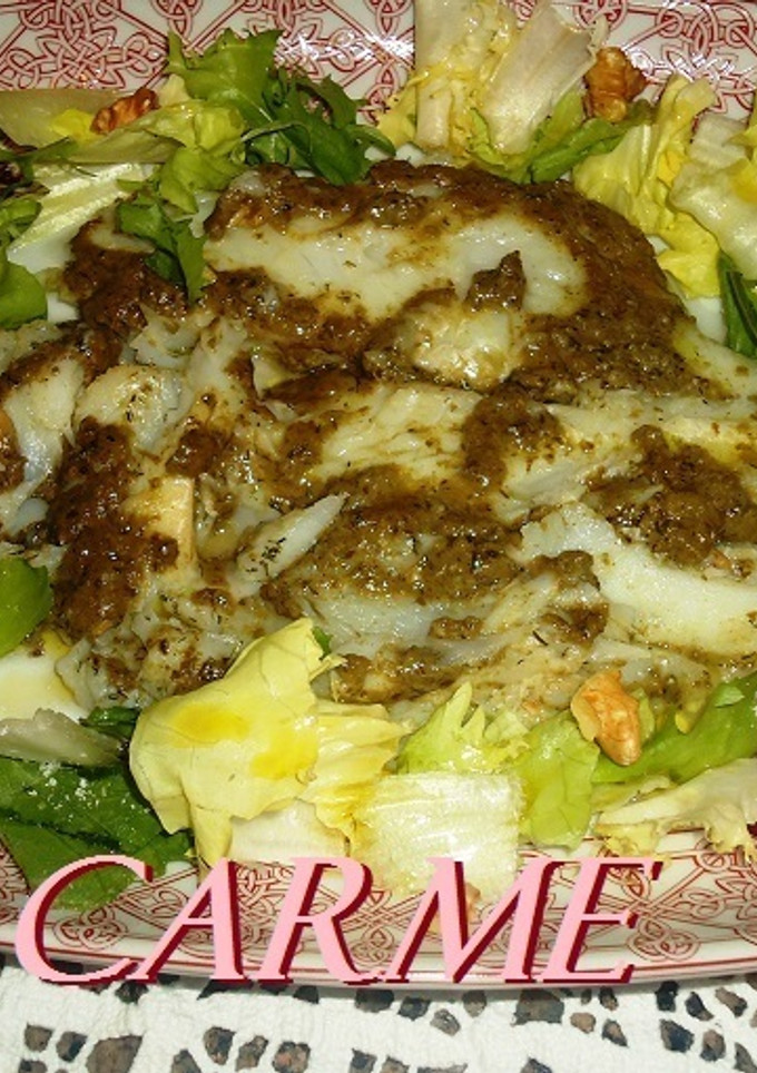 Una foto de Halibut con salsa pesto y ensalada