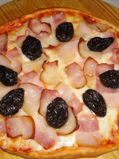 Una foto de Pizza de bacon y ciruelas pasas